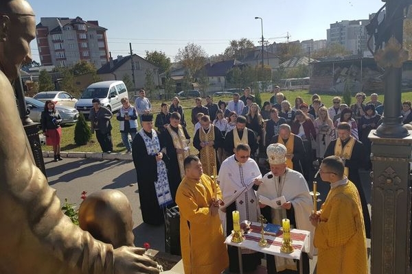 Керівника Тернопільського «Карітасу» о. Андрія Марчука нагородили хрестом з прикрасами