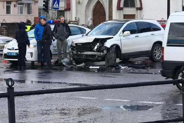 У Тернополі ДТП, автомобіль протаранив металеву огорожу та на швидкості вилетів на тротуар (Відео, Фото)