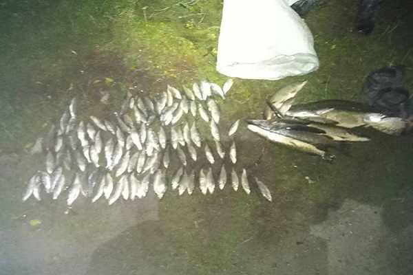 На Тернопільщині двоє чоловіків наловили рибу на збитки сумою майже 13 000 гривень