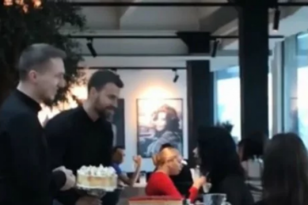 У київському ресторані офіціант жбурнув торт в обличчя відвідувачці (Відео)