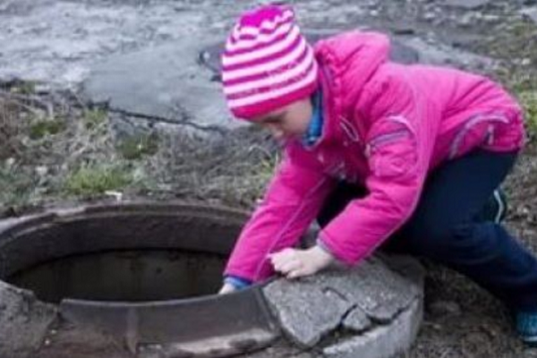 Тернополяни просять встановити у місті «антивандальні» замки на каналізаційні люки