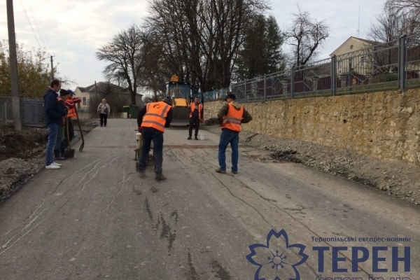 В Тернопільській ОТГ здійснюють ямковий ремонт щойно відремонтованої дороги (Фото)