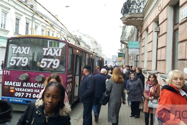 Ранок у Тернополі: маршруток немає, а тролейбуси переповнені — люди йдуть на роботу пішки (Відео, Фото)