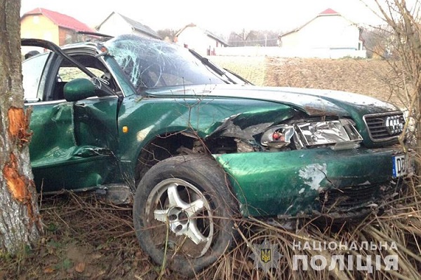 У Тернополі автомобіль врізався в електроопору. Водій загинув