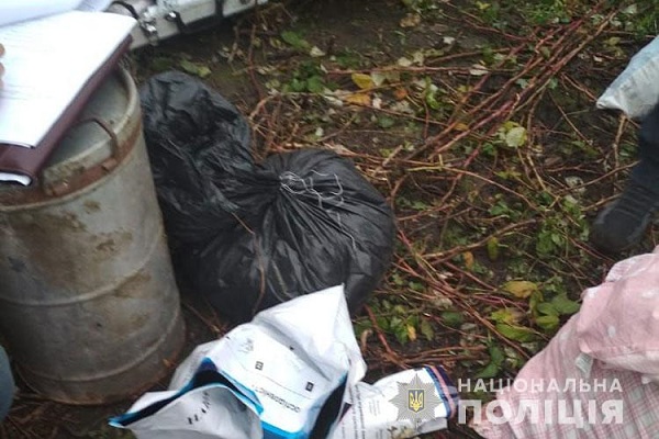 В жительки Зборівського району поліцейські вилучили бідон коноплі