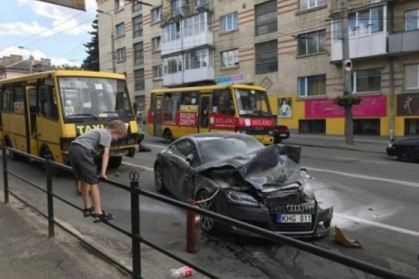 Справу нігерійця, який у Тернополі розтрощив два автомобілі та два автобуси, закрили