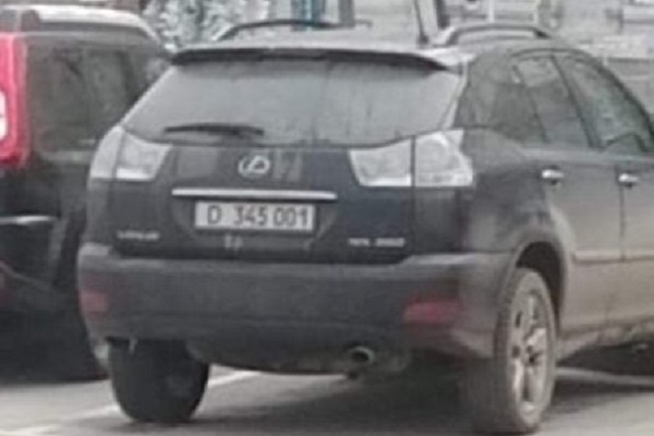 У Почаєві помітили авто з дипломатичними номерами Російської Федерації
