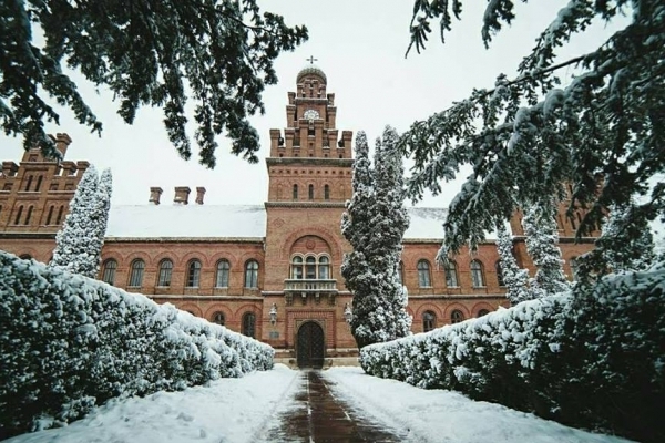 Як виглядає найкрасивіший університет України взимку (Відео)