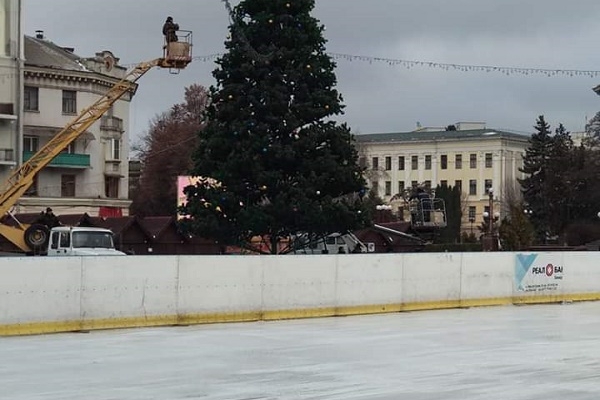 Половину льоду на ковзанці у центрі Тернополя уже залили (Фото)