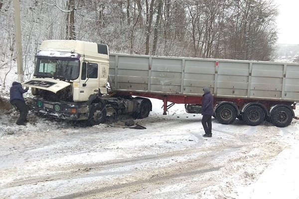 На Тернопільщині через необачність водія розвернуло вантажівку (Фото)