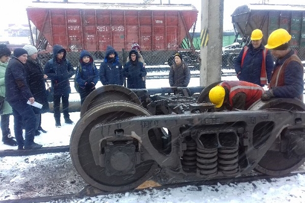 Школярі побували у вагонному депо Тернопіль