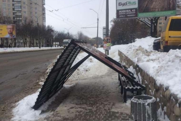 У Тернополі впала автобусна зупинка