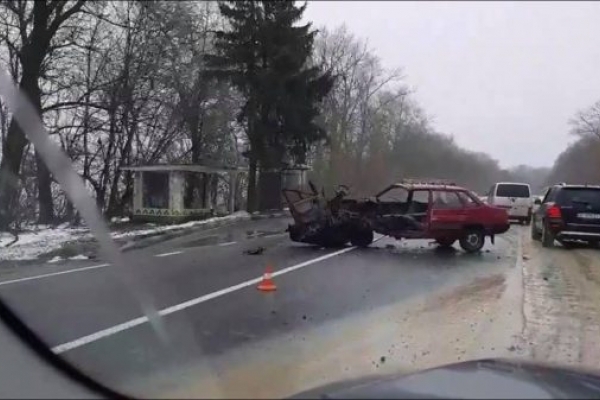 Внаслідок ДТП на трасі Львів-Тернопіль автомобіль розірвало на шматки (Відео)