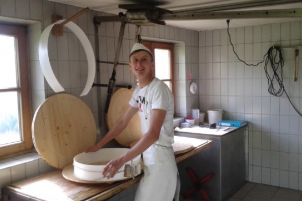 Мешканець Тернопільщини облаштував у селі сироварню і варить сир за швейцарським рецептом