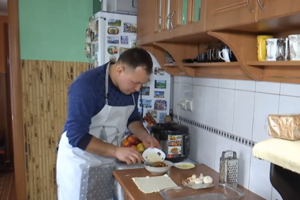 Сільський священик з Тернопільщини веде власний кулінарний відеоблог (Відео)