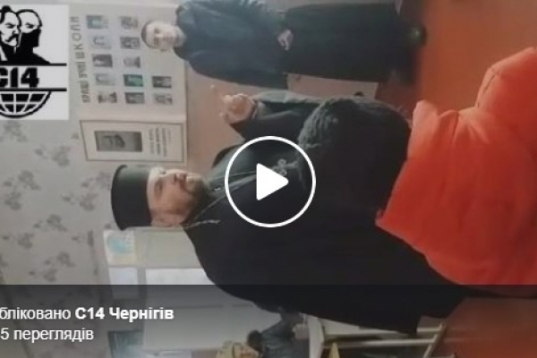 Московський піп після істерики втік з села, в котрому парафіяни вирішили перейти в ПЦУ (Відео)
