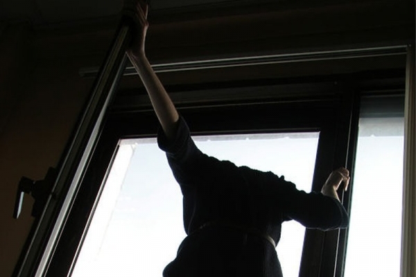 На Тернопільщині неповнолітня дівчина випала з балкону