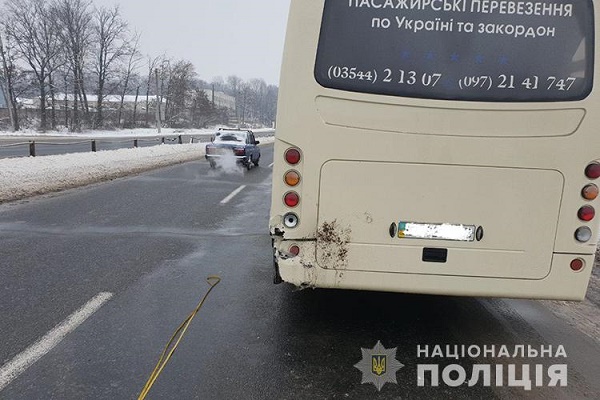 Поблизу Великої Березовиці водій задрімав і врізався у маршрутку