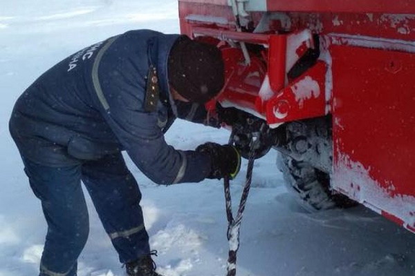 На Тернопільщині у снігу застряг рейсовий автобус