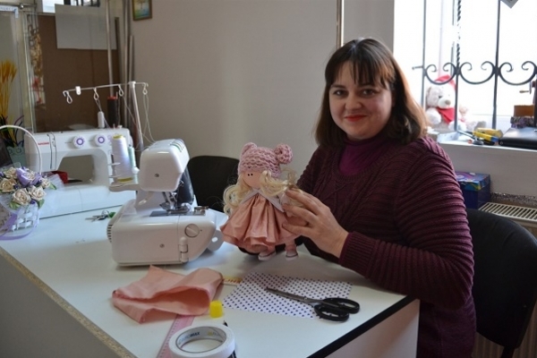 Майстриня з Тернопільщини виготовляє ляльки у норвезькій техніці
