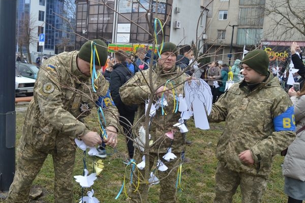 У Тернополі військовослужбовці Збройних Сил України вшанували Героїв Небесної сотні тихою акцією «Ангели пам’яті»