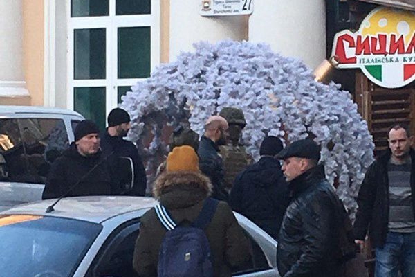 «У Тернополі біля Перемоги стріляють»: силовики затримали хабарників