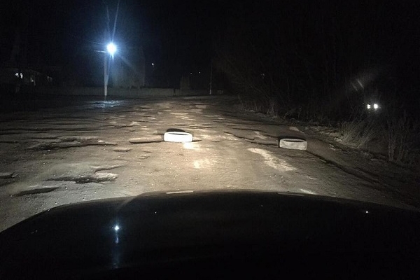У селі Біла на Тернопільщині ями на дорозі позакладали автомобільними шинами