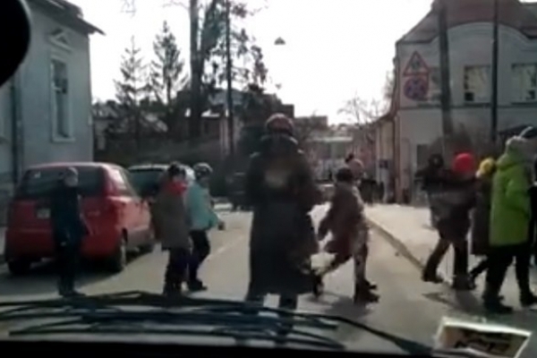 У Тернополі вчителька з десятками учнів порушувала правила і переходила дорогу перед автівками (Відео)