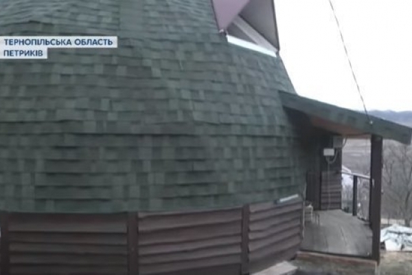 Неподалік Тернополя родина вчителів побудувала будинок з непотребу (Відео)