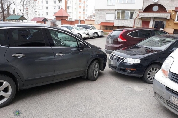 У Тернополі п’яний водій заїхав у припаркований автомобіль