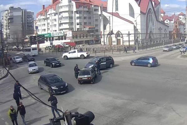У Тернополі посеред перехрестя водії влаштували розбірки (Відео)