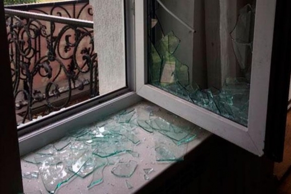 Молода тернополянка побила вікна у школі