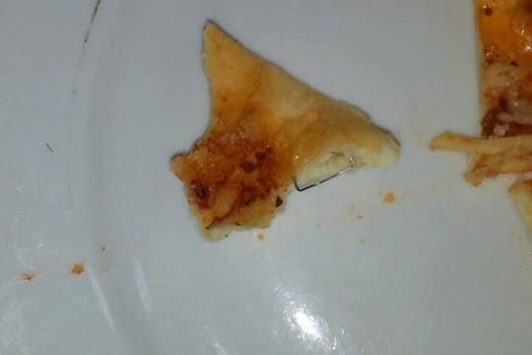 Вагітна тернополянка ледь не з’їла скріпку від степлера, яка була у піці від відомої тернопільської піцерії
