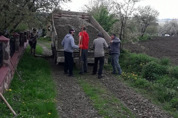 На Тернопільщині селяни самостійно ремонтують дорогу