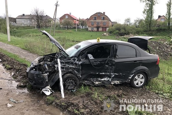 У Чистилові біля Тернополя зіткнулись дві іномарки. Один з водіїв у важкому стані