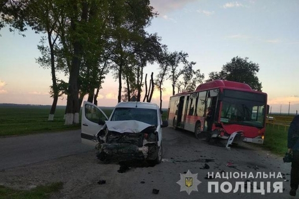 На Тернопільщині іномарка врізалася у автобус (Фото)