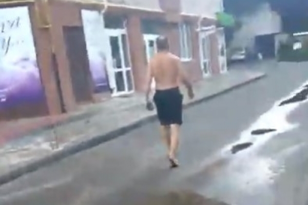Тернопільський казус: центром пройшовся чоловік в шортах, з голим торсом і босий (Відео)