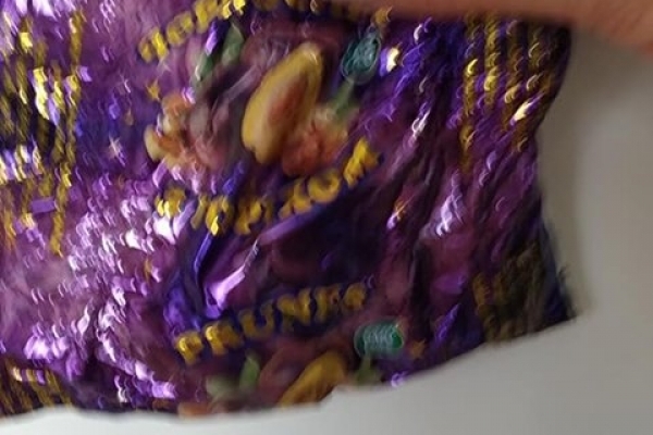 Тернополянка купила улюблені цукерки з волоссям