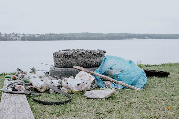 Водолази дістали із дна Тернопільського ставу купи сміття