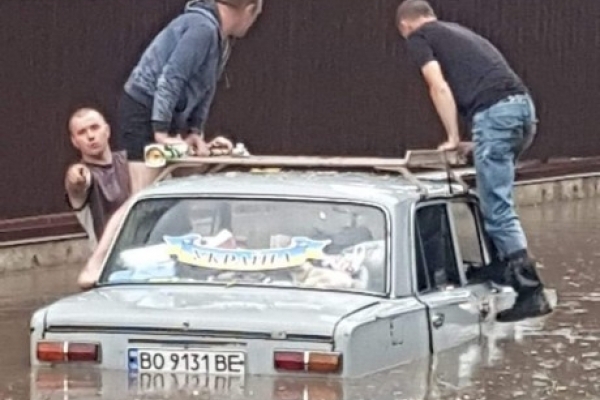 В Тернополі водію і пасажирам «Жигулів» довелось вилазити на дах авто, аби не потонути