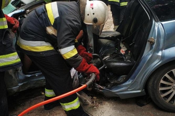 У Тернополі на Чумацькій авто врізалось у дерево