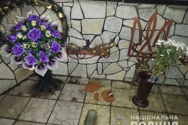 Вандал пошкодив меморіал Небесної сотні у Скалі-Подільській