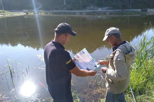 На Шумщині рятувальники обійшли усі водойми, щоб захистити відпочиваючих і рибалок від небезпеки