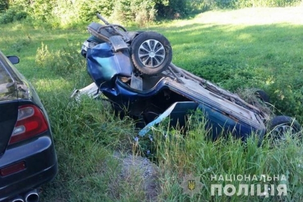 На Тернопільщині перекинувся автомобіль, в салоні якого була вагітна жінка (Фото)