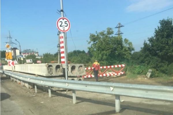 На Гаївському мості вантажівка знесла обмежувач за 100 тисяч гривень