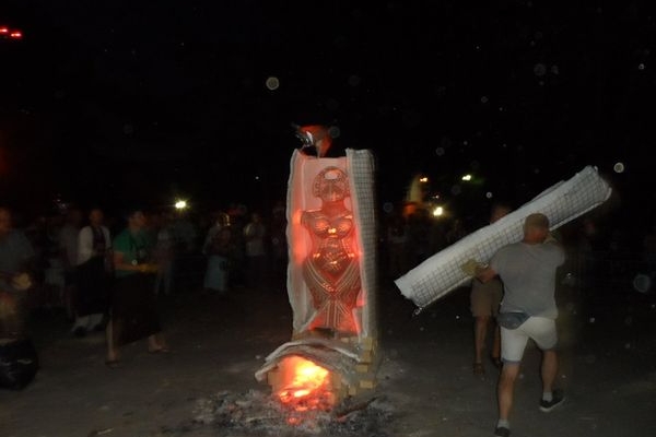 Як випалювали двометрову «Трипільську бабу» на фестивалі гончарів (Фото)