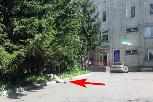 «Лежав прямо біля лікарні»: на Тернопільщині помітили чоловіка без ознак життя (Фото)