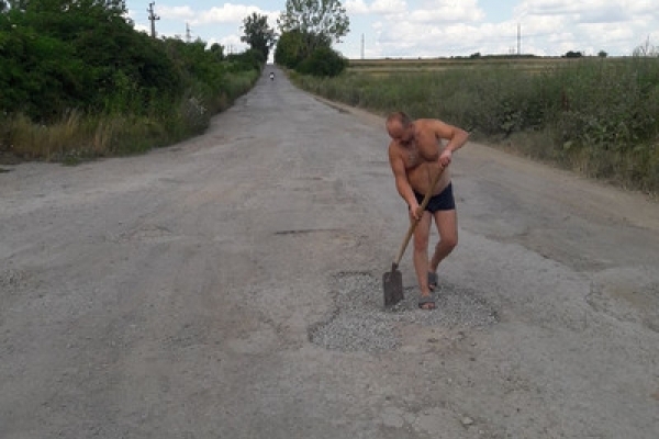 На Тернопільщині чоловік самостійно взявся латати ями у селі