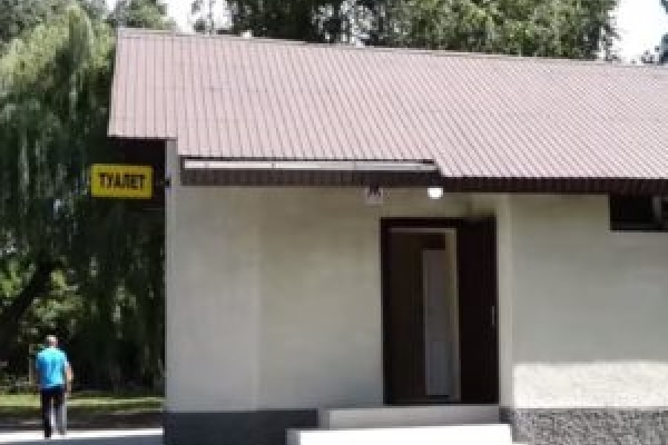 Нову громадську вбиральню облаштували в одному з парків Тернополя