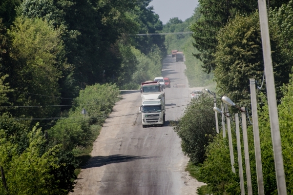 Тернопільські шляховики показали, як фури «вбивають» дороги
